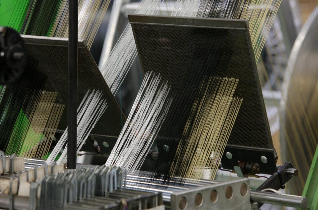 SCF enfilage des fils sur métiers à aiguilles
