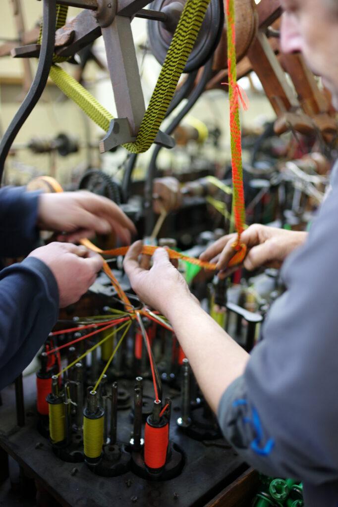 tressage à 4 mains enfilage des metiers bois chez SCF