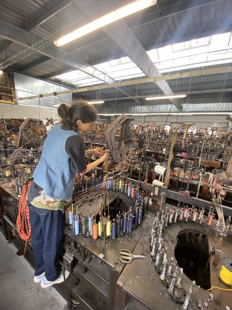 Résidente SCF Eva Prémillieu crée des tresses sur Métiers bois 