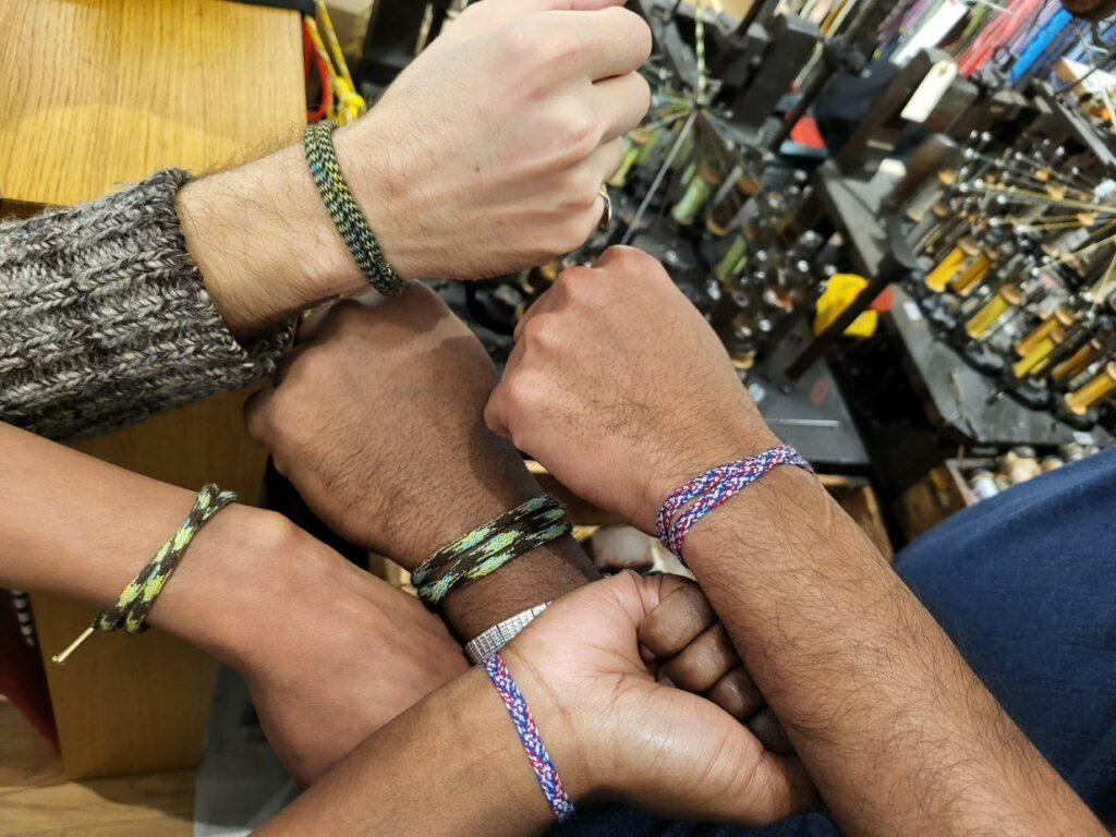 Partage et apprentissage à l'Atelier de tressage - Fabrication d'un bracelet sur Métier bois